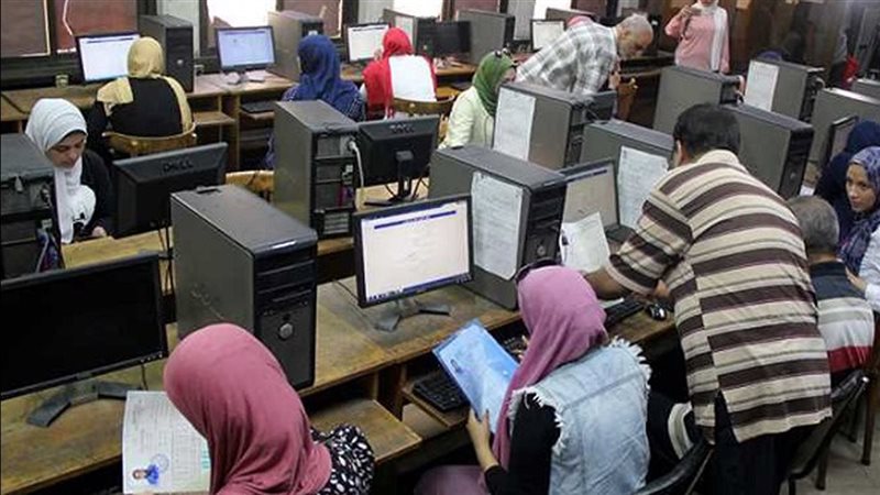 الكليات المتاحة التي تقبل من 50% علمي و أدبي المرحلة الثالثة