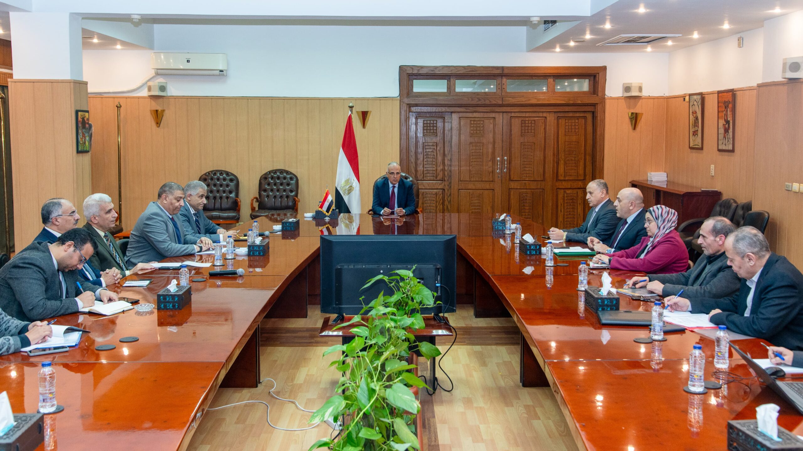 وزير الري يبحث موقف تحصيل مستحقات وزارة الري