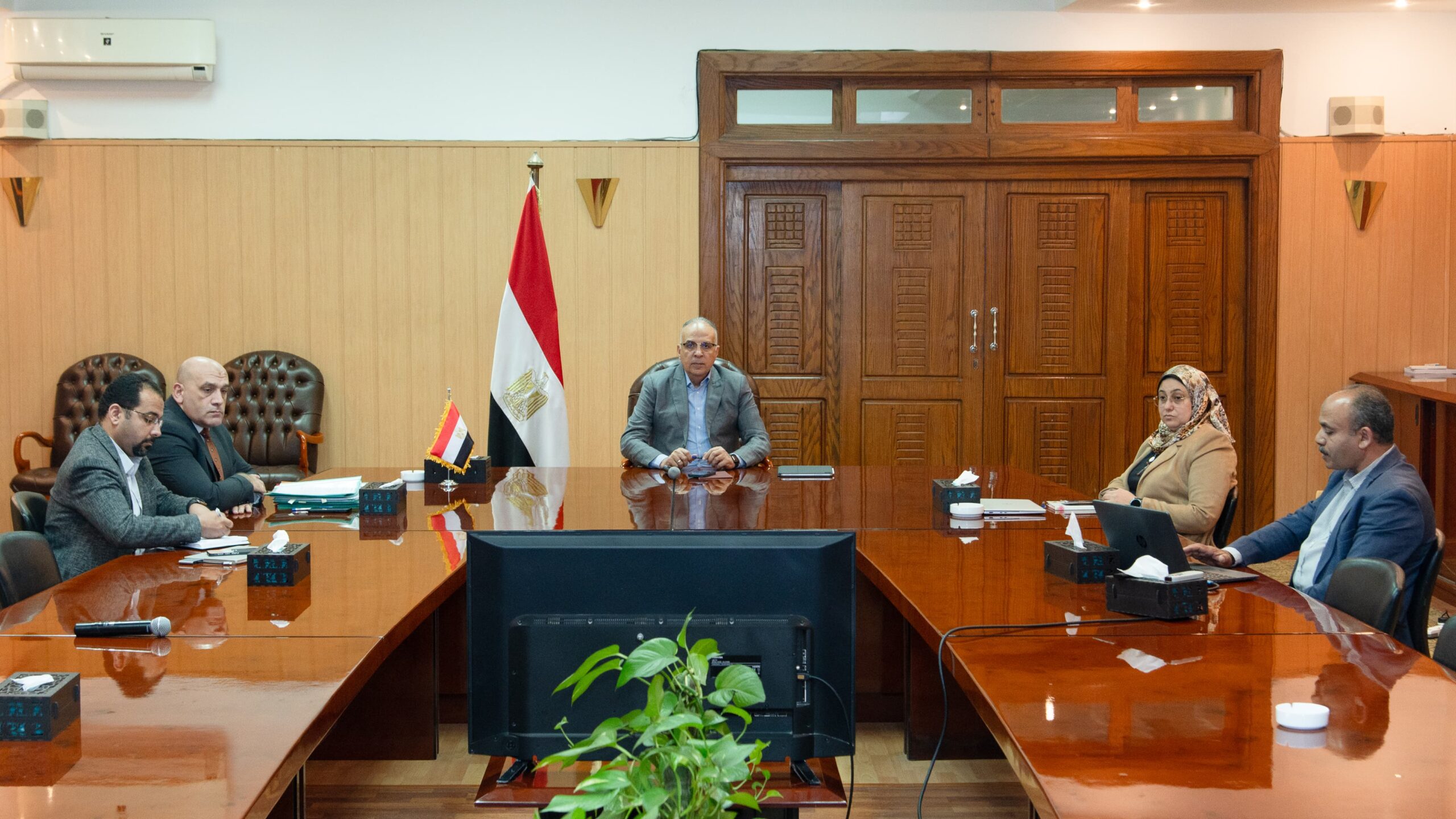 وزير الري يبحث أزمة بحيرة قارون