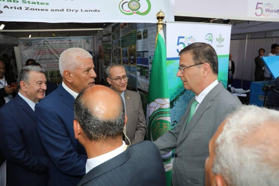 وزير الزراعة خلال تفقده جناح المركز العربي لدراسات المناطق الجافة والأراضي القاحلة «أكساد»