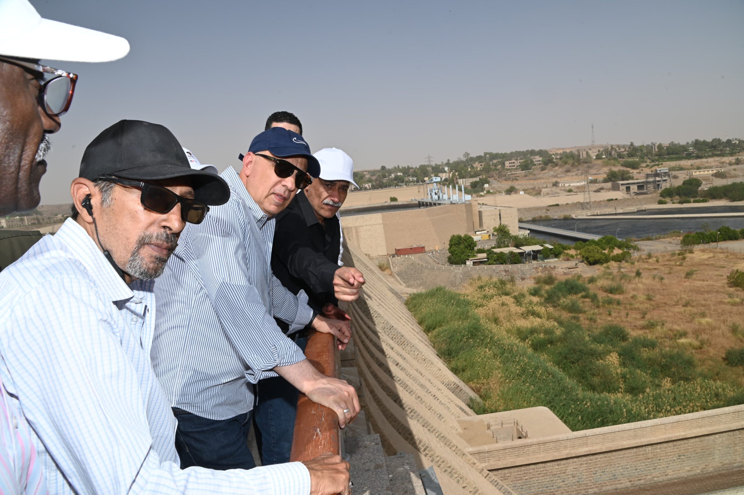 جولة وزير الري في خزان أسوان