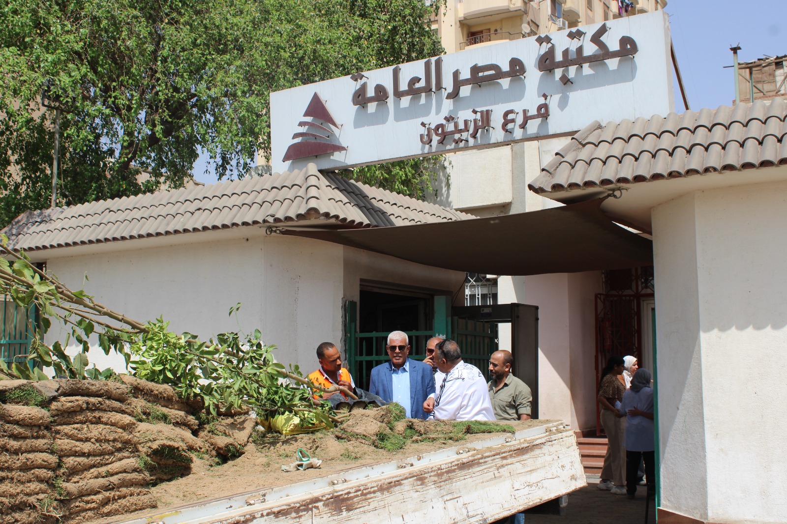 د سيد خليفة نفيب الزراعين يشارك في زراعة الأشجار المثمرة في مكتبة مصر العامة في الزيتون