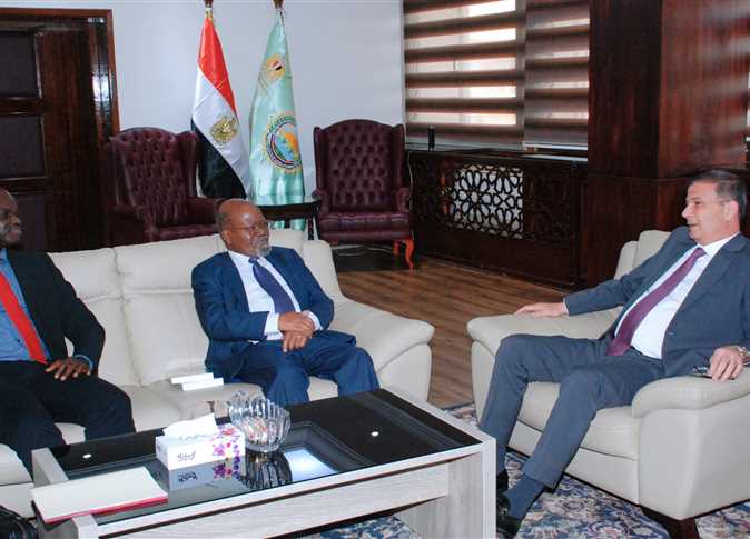 وزير الزراعة يناقش مع خبراء دوليين خطط التنمية الزراعية وتعزيز التعاون