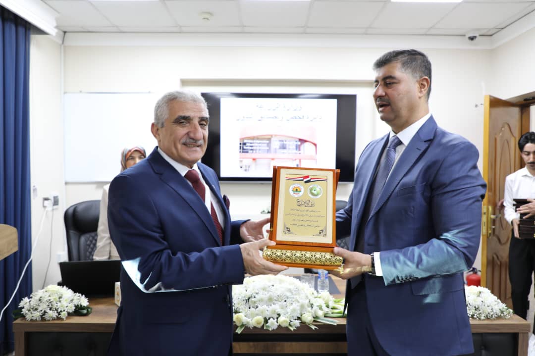 تكريم مدير اكساد خلال الدورة التدريبية لزراعات القمح في العراق