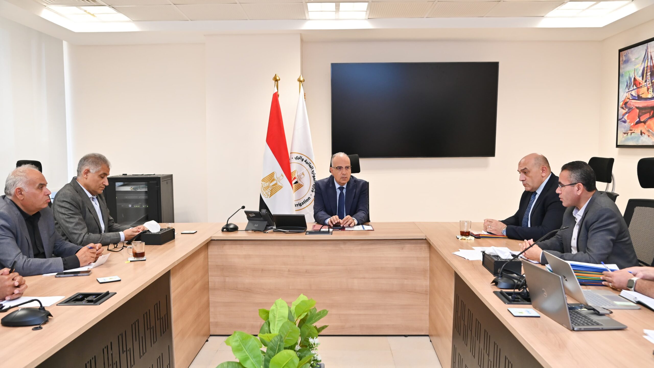 وزير الري يبحث حالة المياه في محافظة البحيرة