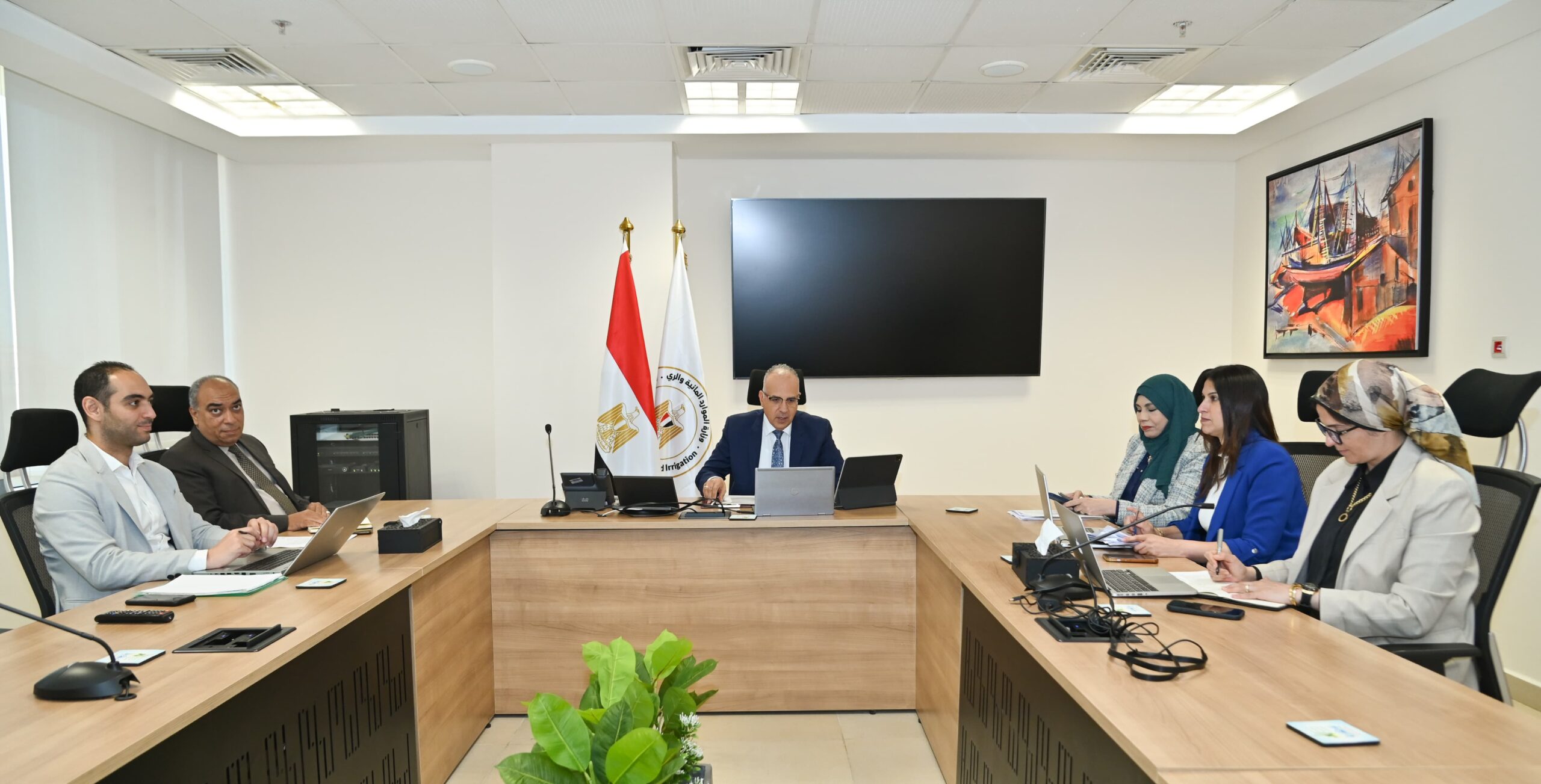 وزير الري يلتقي أعضاء مرفق المياه الأفريقي