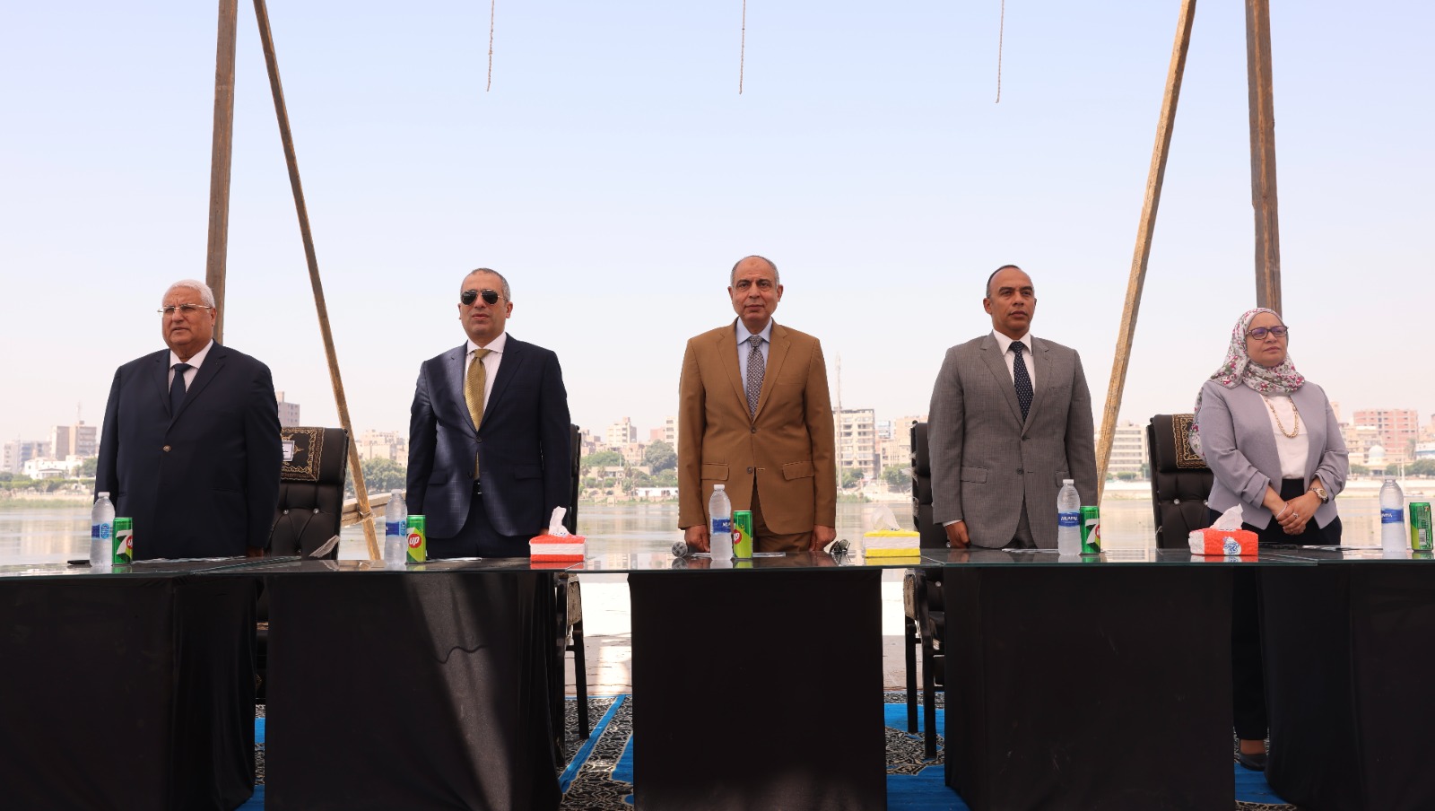 رئيس البنك الزراعي ومحافظ المنيا خلال تسليم قروض السيارات