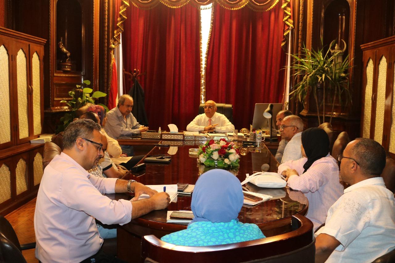 د حسام شوقي رئيس مركز بحوث الصحراء يلتقي وفدا من بنك الطعام