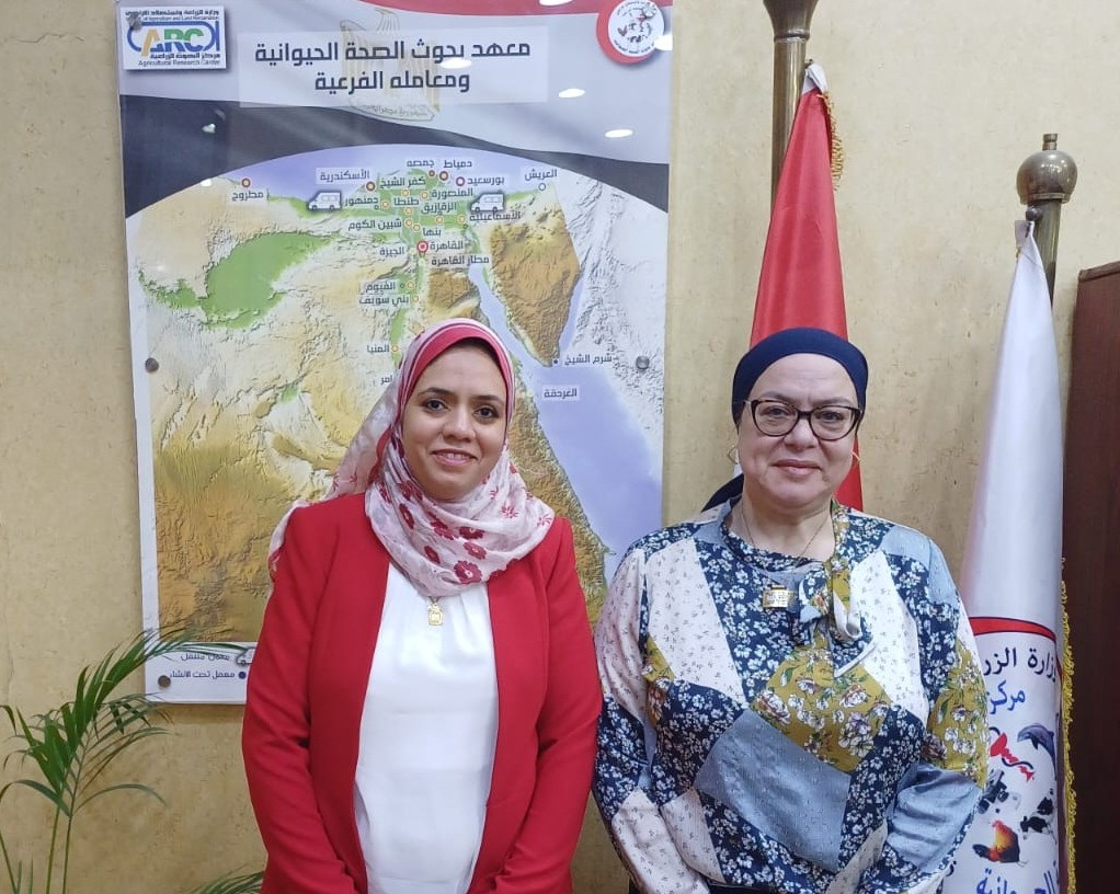 د سماح عيد تكرم د ناهد يحي الفائزة بجائزة الدولة التشجيعبة في العلوم