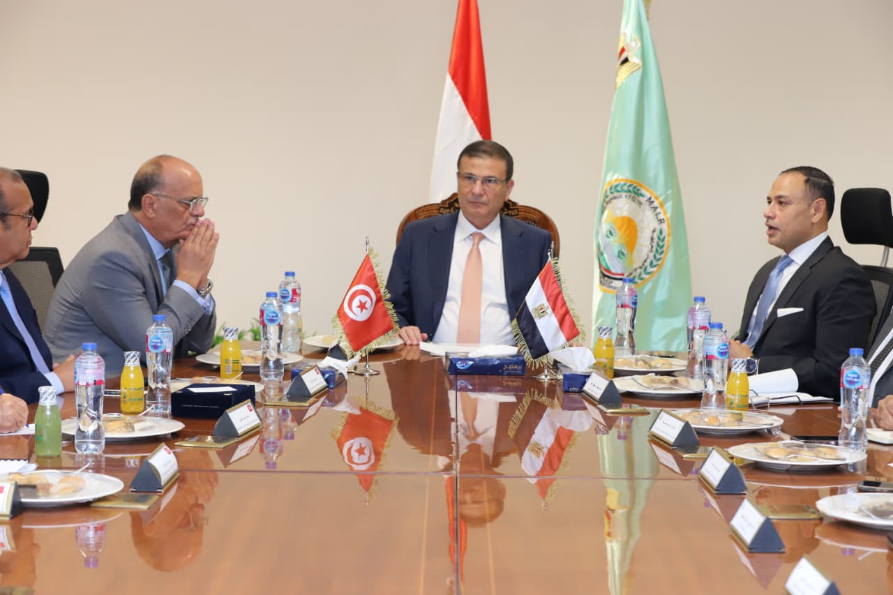 وزير الزراعة يلتقي وفدا تونسيا