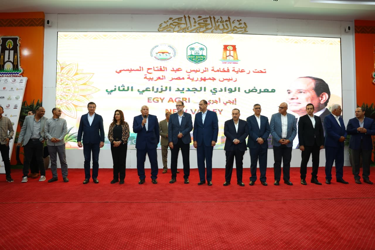 بحضور نقيب الزراعيين ...وزيرا الزراعة والبيئة يفتتاح المعرض الزراعي في الوادي الجديد