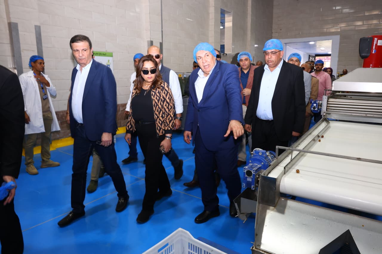 وزير الزراعة يتفقد مجمع التمور في الوادي الجديد