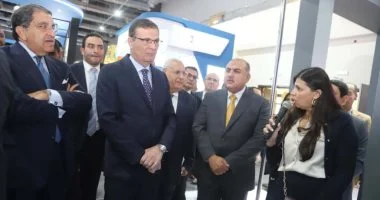 وزير الزراعة يتفقد جناح إى فاينانس بمعرض القاهرة الدولى للتكنولوجيا