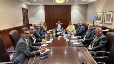 وزير الزراعة يبحث تعزيز الشراكة العربية في الاستثمار الزراعي والأمن الغذائي محاور التعاون المشترك ناقش الاجتماع آليات تعزيز التعاون في الاستثمار الزراعي وزيادة الاستثمارات العربية في مصر. كما شمل الحوار تنمية الثروة الحيوانية وتحسين كفاءتها الإنتاجية، إضافة إلى تبادل الخبرات وتوفير الأمصال واللقاحات البيطرية. وأكد المشاركون أهمية دعم صغار المزارعين، وتعزيز مشروعات التحول الرقمي والتصنيع الزراعي والميكنة الحديثة بالتعاون مع مركز البحوث الزراعية. تصريحات وزير الزراعة قال الوزير علاء فاروق إن الحكومة المصرية تعمل على تشجيع الاستثمار الزراعي وتحسين مناخ الأعمال. وأضاف أن الدولة تقدم تسهيلات كبيرة للمستثمرين العرب، مشيرًا إلى أن القطاع الزراعي في مصر واعد ويملك فرصًا متنوعة. وأكد الوزير حرص الحكومة على إزالة العقبات أمام المستثمرين، لزيادة المساهمة العربية في تحقيق الأمن الغذائي الإقليمي. كما كلف الوزير الدكتور سعد موسى، نائب رئيس مركز البحوث الزراعية، بتسريع العمل مع الهيئة العربية لتسهيل التعاون مع الشركات والمؤسسات الحكومية. التزام عربي بدعم التنمية الزراعية من جانبه، أعرب الدكتور عبيد الزعابي عن تقديره للجهود المصرية، مؤكدًا أن الهيئة ملتزمة بتوسيع الاستثمارات الزراعية المشتركة. وأشار إلى أهمية الاستفادة من الخبرات البحثية المصرية في تدريب الكوادر العربية. وأضاف أن الهيئة تسعى إلى توقيع مذكرة تفاهم مع مركز البحوث الزراعية قريبًا، تمهيدًا للدخول في شراكات مع القطاعين العام والخاص، خاصة في مجال التصنيع الزراعي. وفي المقابل، أكد الدكتور إبراهيم الدخيري أن المنظمة العربية للتنمية الزراعية ستواصل دعم المشروعات المشتركة لتحقيق الأمن الغذائي العربي المستدام. ختام اللقاء اتفق المشاركون على استمرار التنسيق وتنفيذ خطط عمل مشتركة لتعزيز التعاون الزراعي العربي. كما شددوا على أن توحيد الجهود الإقليمية هو السبيل لتحقيق تنمية زراعية شاملة تخدم الشعوب العربية كافة.