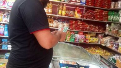 محافظ أسوان يتابع الحملات التفتيشية والبيطرية على الأسواق ومحلات الجزارة