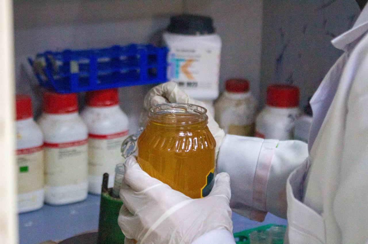 معمل متبقيات المبيدات ينظم برنامج تدريبي للكشف عن جودة عسل النحل