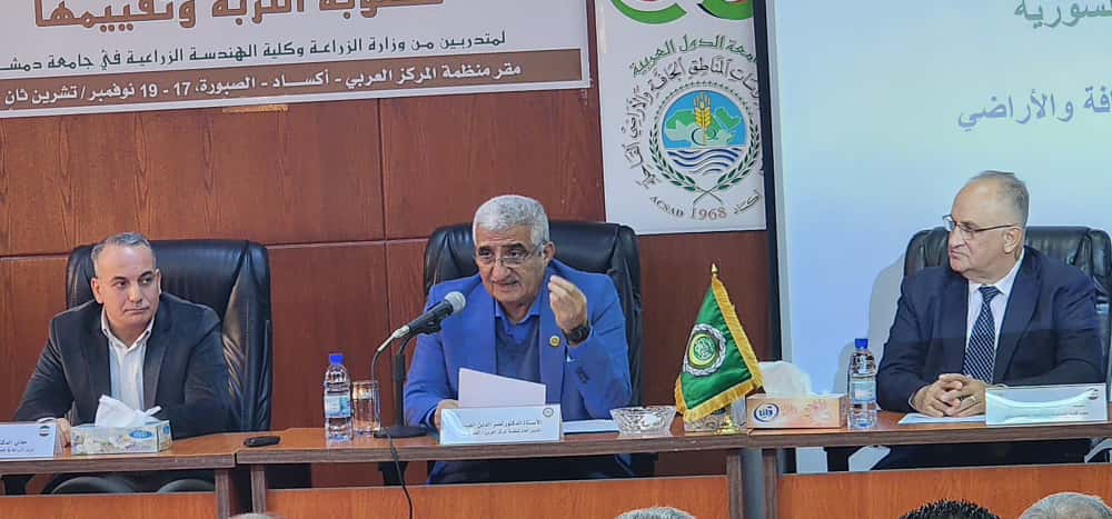 د نصرالدين العبيد مدير اكساد خلال دورة خصوبة التربة في سوريا