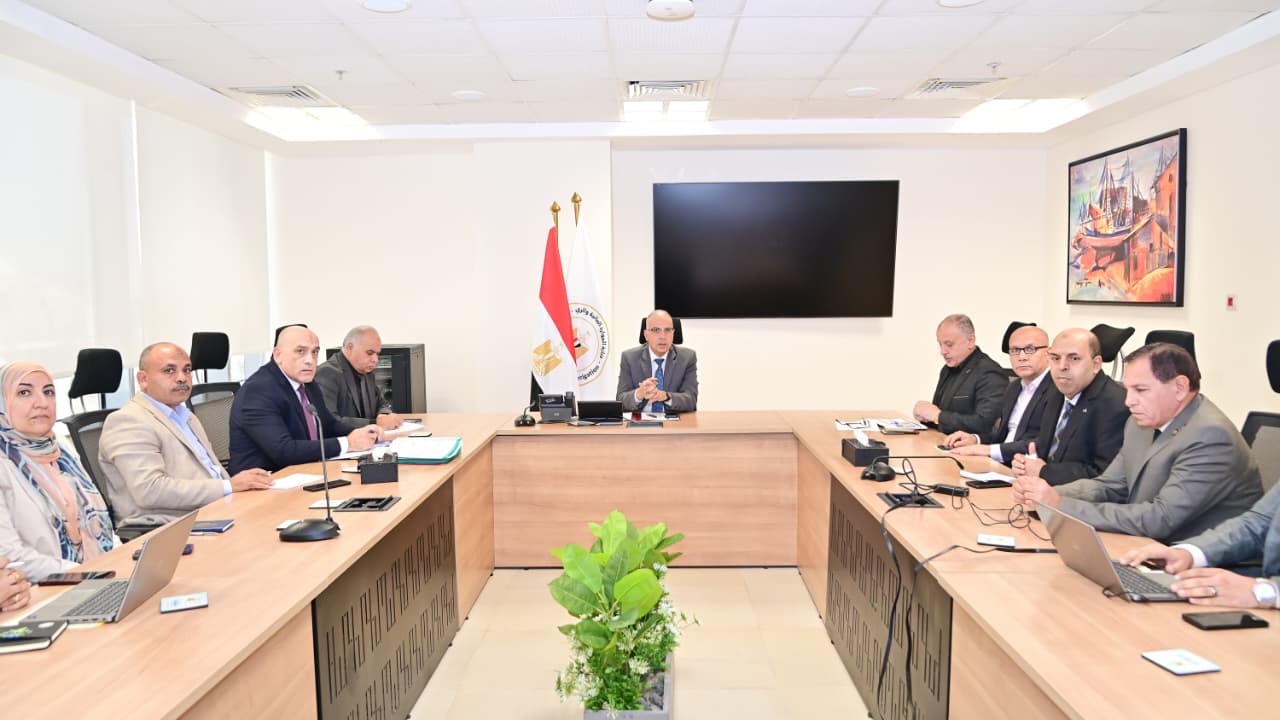 وزير الري يتابع مشاكل الصرف في الفيوم