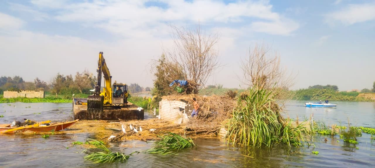 حملة وزارة الري لإزالة التعديات علي نهر النيل