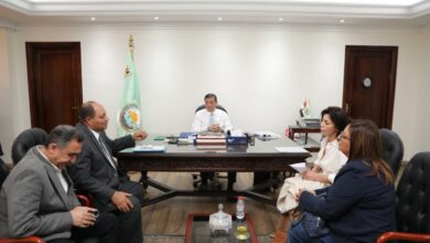 وزير الزراعة خلال اجتماعه بممثلي جمعيات الرفق بالحيوان