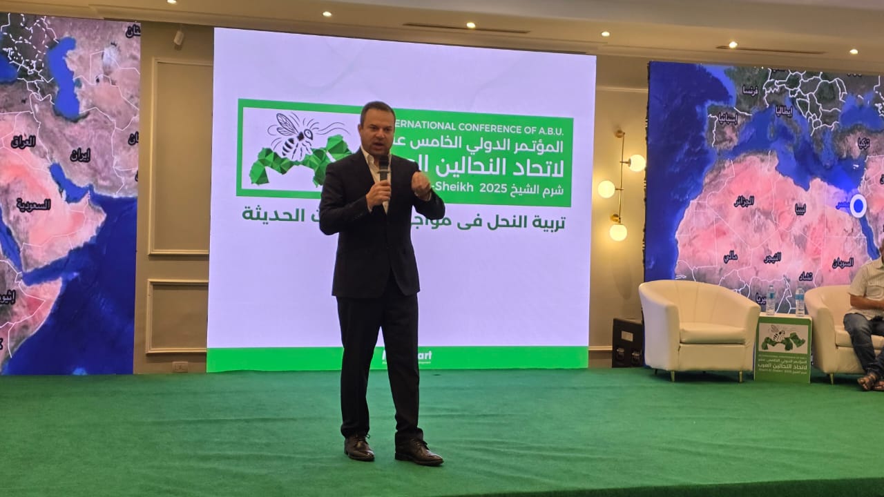 د منتصر الحسناوي نائب رئيس إتحاد النحالين العرب خلال فعاليات مؤتمر شرم الشيخ للنحالين العرب