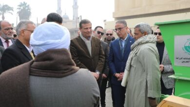 وزير الزراعة ومحافظ الفيوم يوزعان 15 "فراطة ذرة" على صغار المزارعين