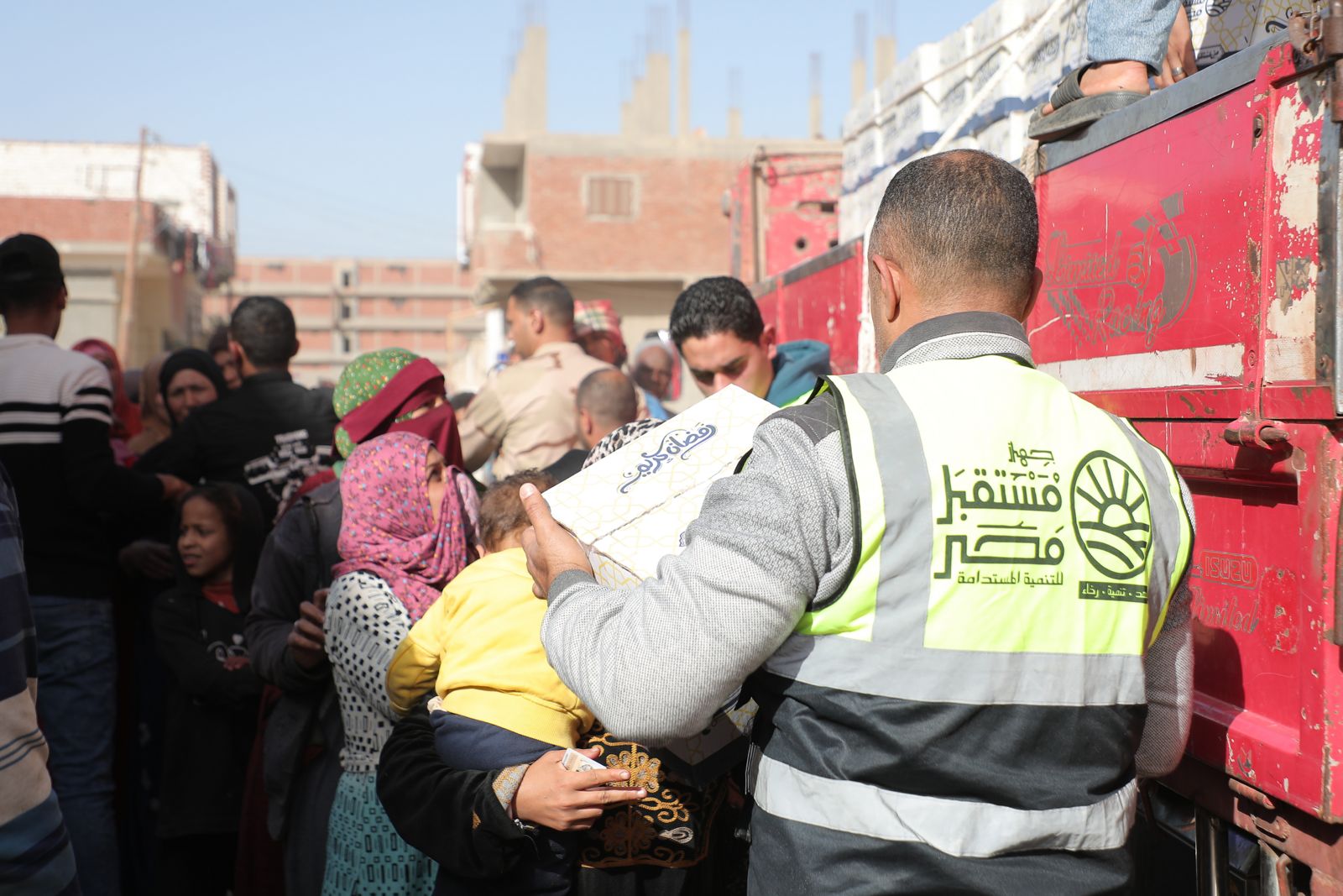 توزيع المواد الغذائية الأساسية على الأسر المستحقة