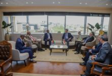 وزير الزراعة يبحث تعزيز التعاون المشترك مع المستشار الاقتصادي للرئيس الإريتري ووزير التجارة