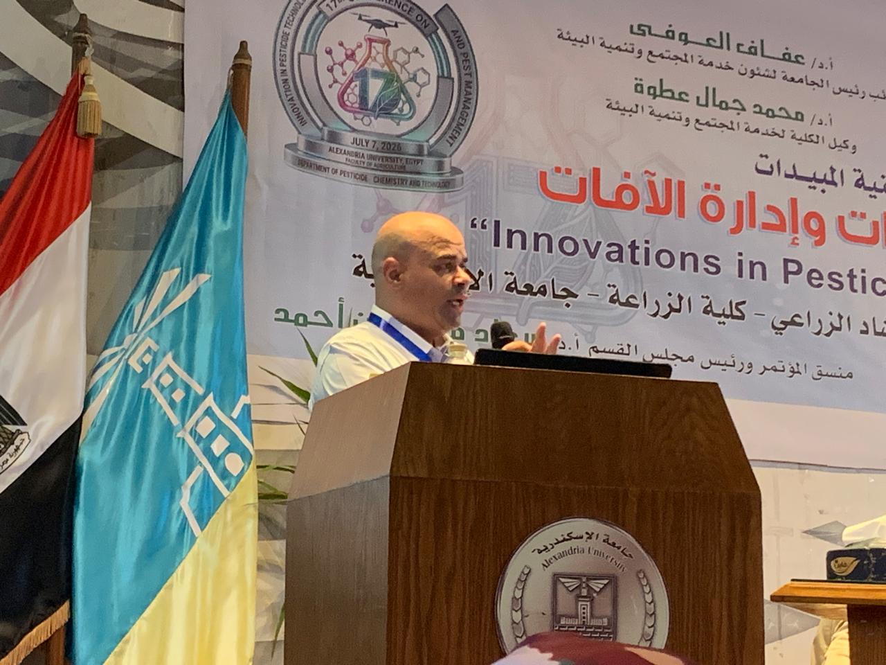 د فرج ملهط مدير معمل المبيدات خلال مشاركته في مؤتمر كلية زراعة الإسكندرية