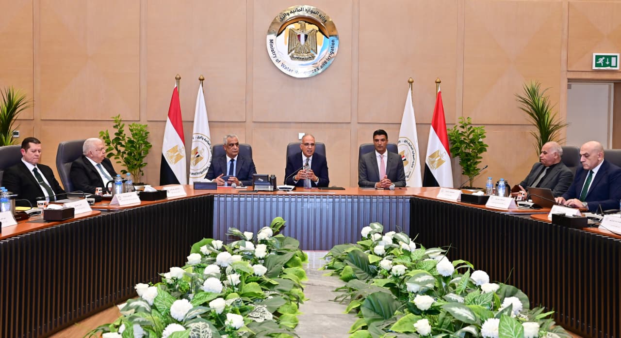 وزير الري يلتقي وزيري الصناعة والإنتاج الحربي لبحث إحتياجات المصانع المائية