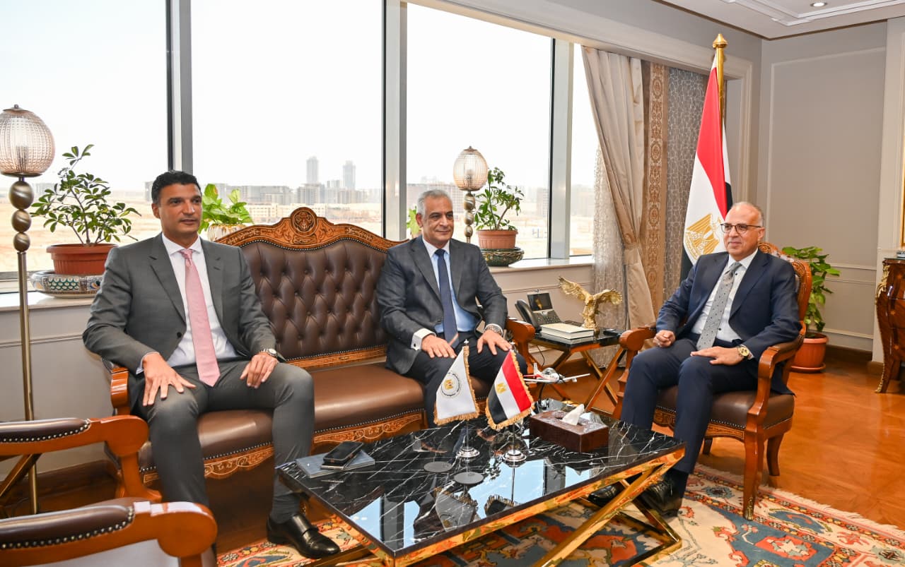 وزير الري يلتقي وزيري الصناعة والإنتاج الحربي لبحث إحتياجات المصانع المائية