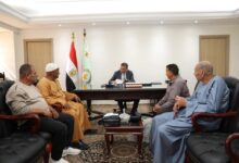 وزير الزراعة خلال لقائه بعض فلاحي البحيرة