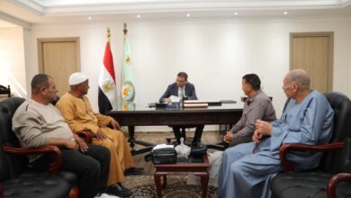 وزير الزراعة خلال لقائه بعض فلاحي البحيرة