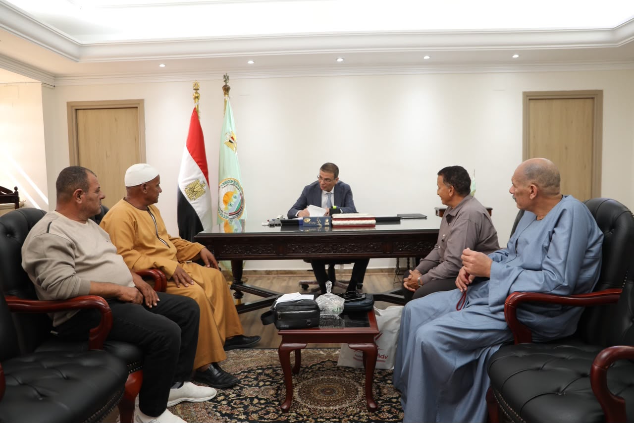 وزير الزراعة خلال لقائه بعض فلاحي البحيرة